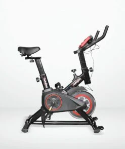 Venom Sports Hometrainer Fiets – Fitness Fiets – Professionele Indoor Cycle Met Lage Instap – Hometrainer Fitness – Hoge Stabiliteit – Spinningfiets – Cardio Bike – LCD Scherm – Verstelbaar – V-belt Aandrijving – Tot 175cm En 150kg – Zwart/Rood -Fit Verkoop 1007x1200