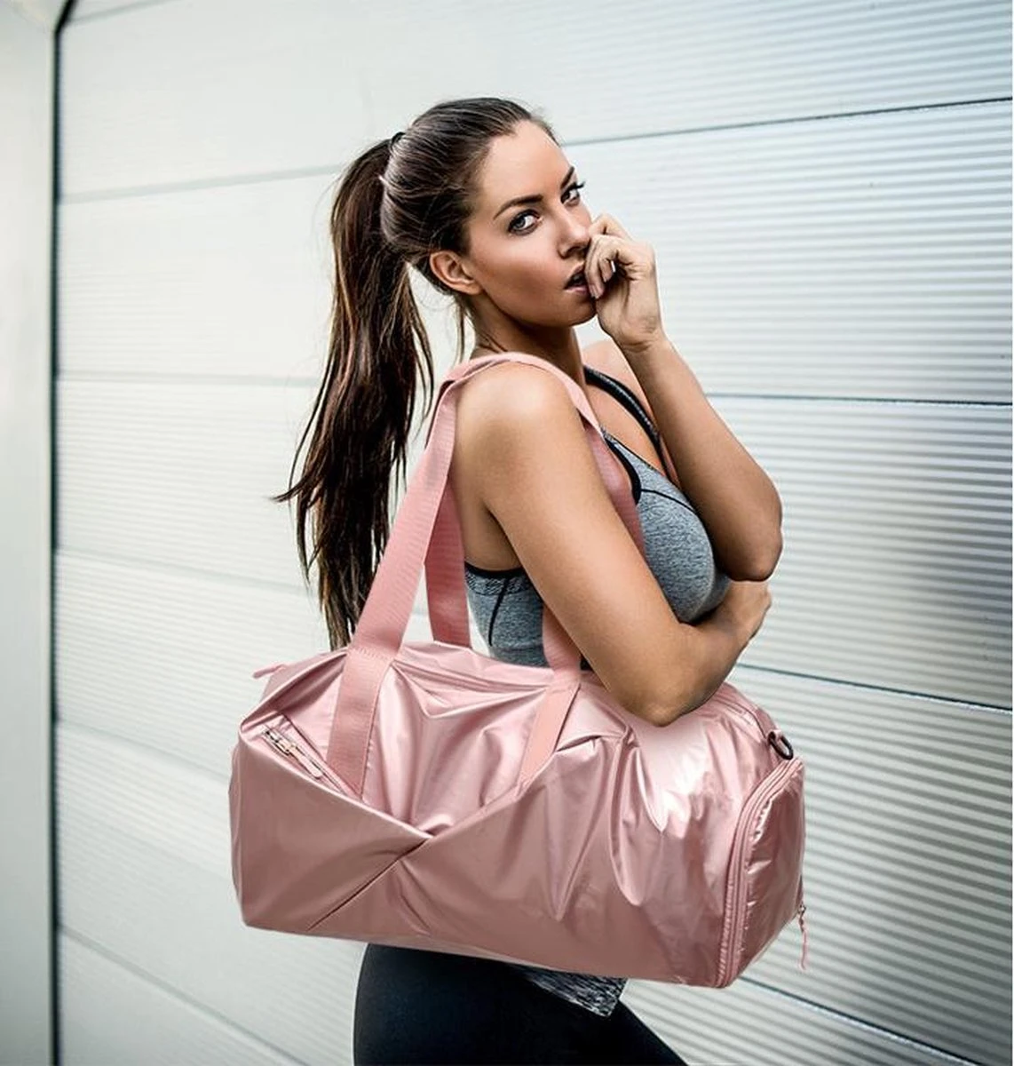 Merkloos Pink Gloss Duffel Bag | Medium Dames Sport Tas | 30 Liter - Roze 4 Merkloos Pink Gloss Duffel Bag | Medium Dames Sport Tas | 30 Liter - Roze - Afbeelding 2