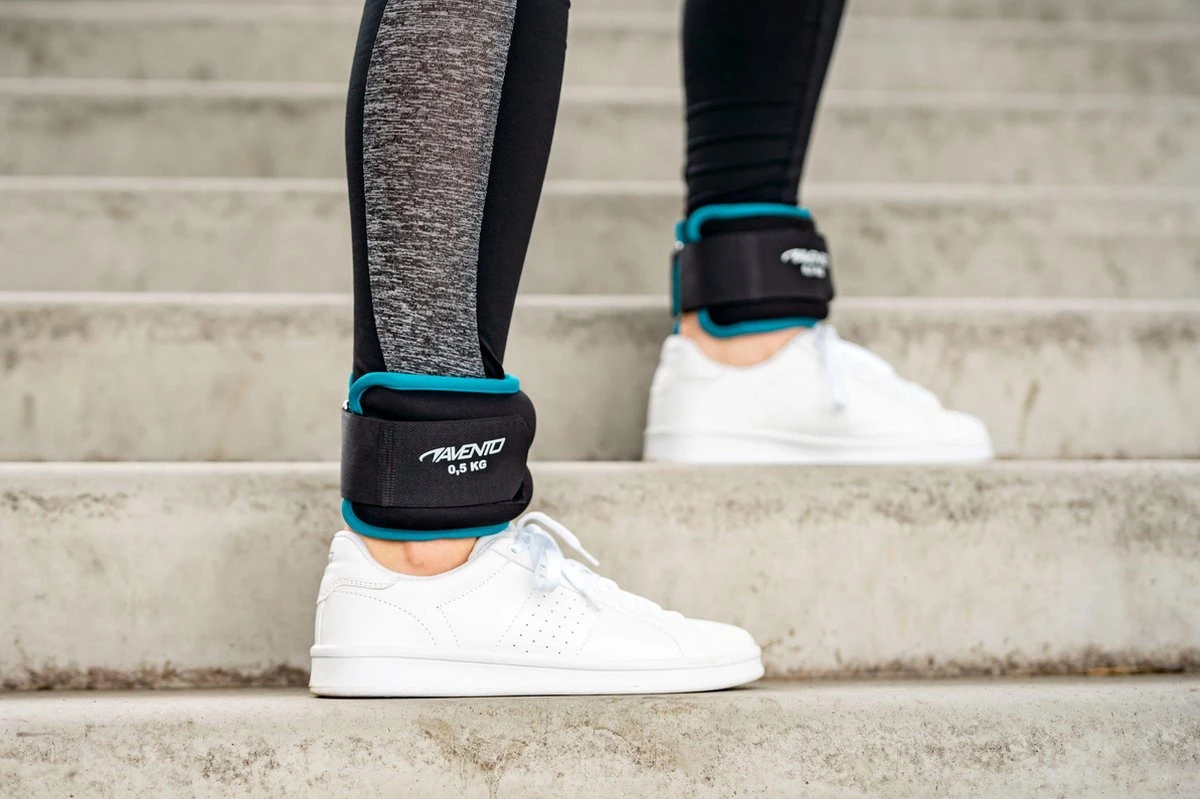 Avento Pols/Enkel Gewicht Neopreen - 2x 0.5 Kg - Zwart/Blauw 6 Avento Pols/Enkel Gewicht Neopreen - 2x 0.5 Kg - Zwart/Blauw - Afbeelding 4