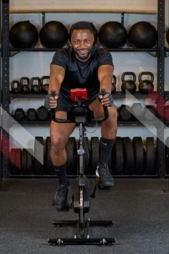 Venom Sports Hometrainer Fiets – Fitness Fiets – Professionele Indoor Cycle Met Lage Instap – Hometrainer Fitness – Hoge Stabiliteit – Spinningfiets – Cardio Bike – LCD Scherm – Verstelbaar – V-belt Aandrijving – Tot 175cm En 150kg – Zwart/Rood -Fit Verkoop 800x1200 2