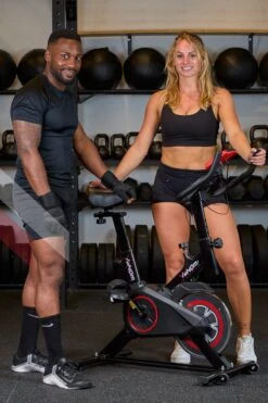 Venom Sports Hometrainer Fiets – Fitness Fiets – Professionele Indoor Cycle Met Lage Instap – Hometrainer Fitness – Hoge Stabiliteit – Spinningfiets – Cardio Bike – LCD Scherm – Verstelbaar – V-belt Aandrijving – Tot 175cm En 150kg – Zwart/Rood -Fit Verkoop 800x1200